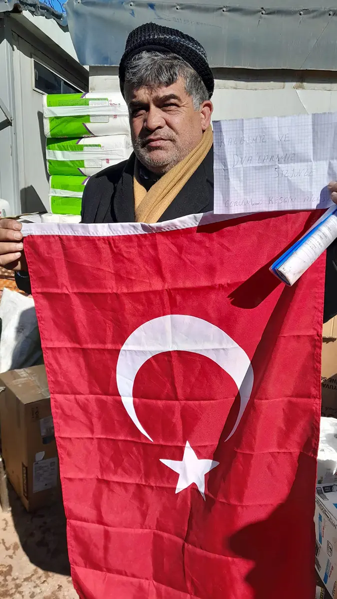 Türk bayrağına sarılı yazmalar ve bebek patiği duygulandırdı