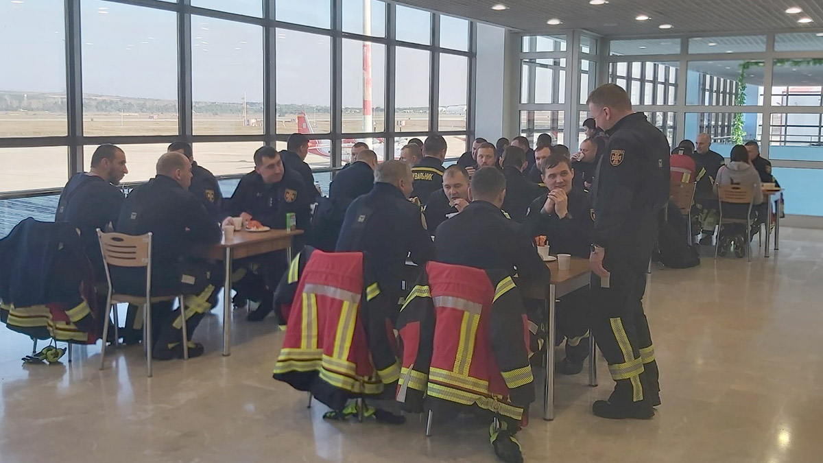 Ukrayna'dan 35 kişilik arama kurtarma ekibi geldi