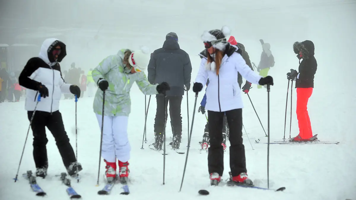 Türkiye'nin önemli kış turizmi merkezlerinden uludağ'da kar kalınlığı 55 santimetreye ulaştı. Sise rağmen kayak pistleri, yerli ve yabancı turistlerle doldu.