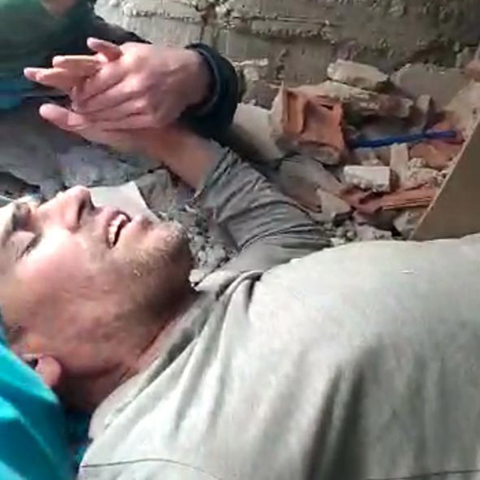 Enkaz altında kalan uzman çavuş kurtarıldı