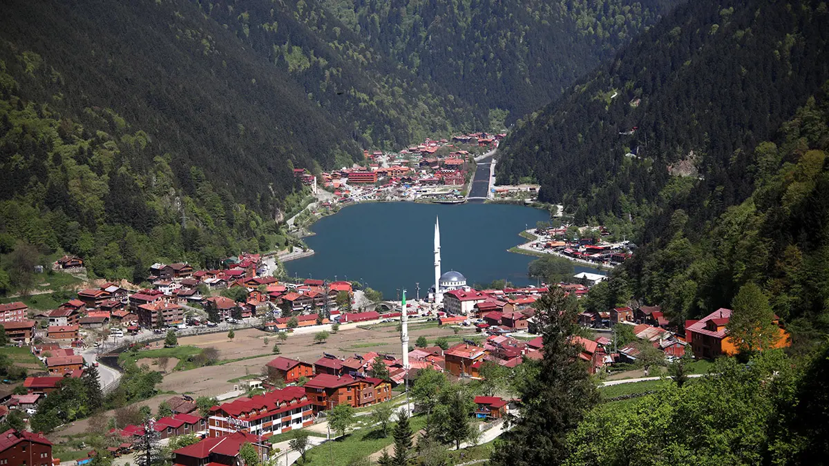 Trabzon'un turizm merkezi uzungöl'deki otellerde, türkiye'yi sarsan depremler sonrası bölgeden gelen afetzedeler misafir ediliyor.