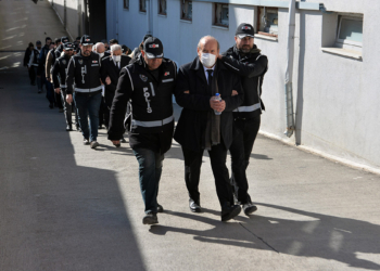 Adana'da yıkılan binaların sorumluları adliyede