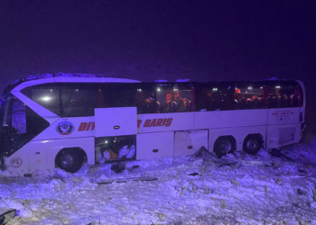 Diyarbakır'da otobüs devrildi: 35 yaralı