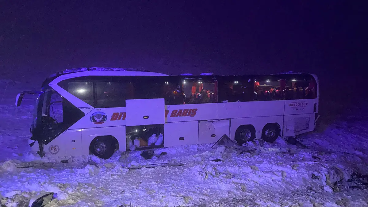 Diyarbakır'da otobüs devrildi: 35 yaralı