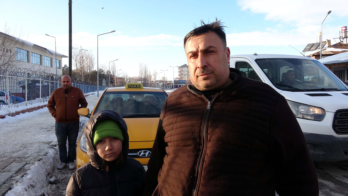 Van depreminde eşi ile çocuğunu kaybeden taksi şoförü Veysel Gözüaçık (46), Kahramanmaraş merkezli depremlerden kurtulup, Erciş'e gelen depremzedeleri ücretsiz taşıyor.