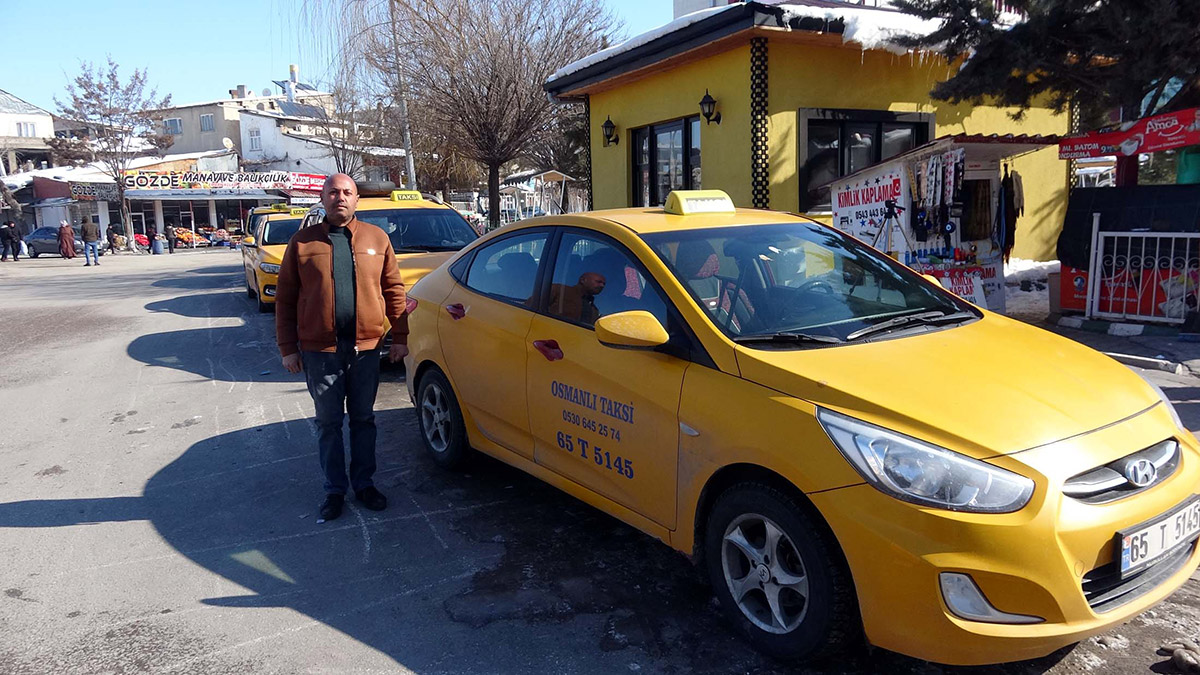 Taksi şoförü depremzedeleri ücretsiz taşıyor