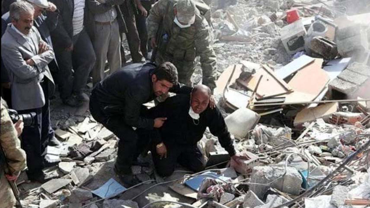 Taksi şoförü depremzedeleri ücretsiz taşıyor