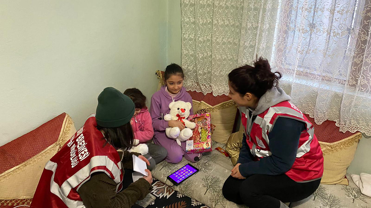 Bir sabah uyanıyorsunuz ama gününüz aydınlık olmuyor. Merkez üssü Kahramanmaraş Pazarcık olan 7.7, ikinci merkez üssü Kahramanmaraş Elbistan olan 7.6 büyük depremlerle yüzyılın felaketi olarak adlandırılan ve yüreklerimize kor düşüren afeti yaşıyorsunuz. Bizlerin psikolojisi depremden bu denli etkilenirken peki ya çocuk psikolojisi?