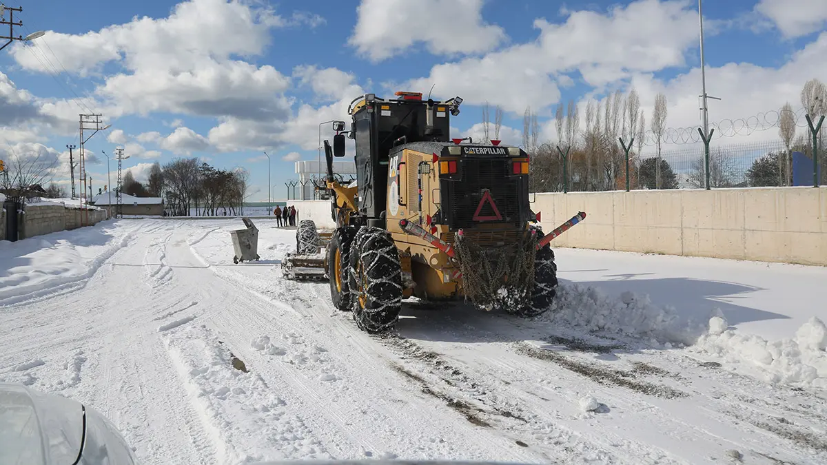 Van'da etkili olan kar yağışında yollar kapandı