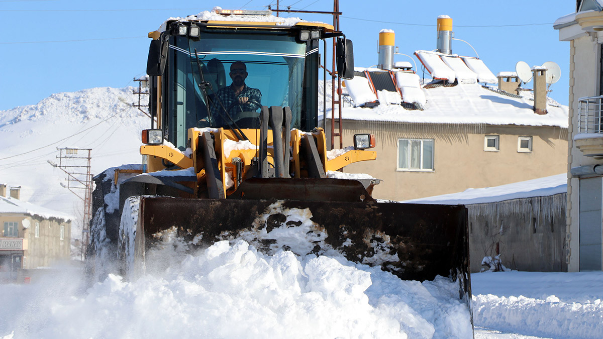 Van'da 254 yerleşim yeri yolu ulaşıma kapandı
