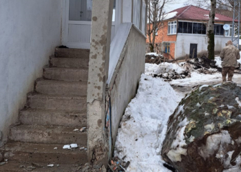 Yamaçtan kopan 3 kayadan biri evin duvarını yıktı