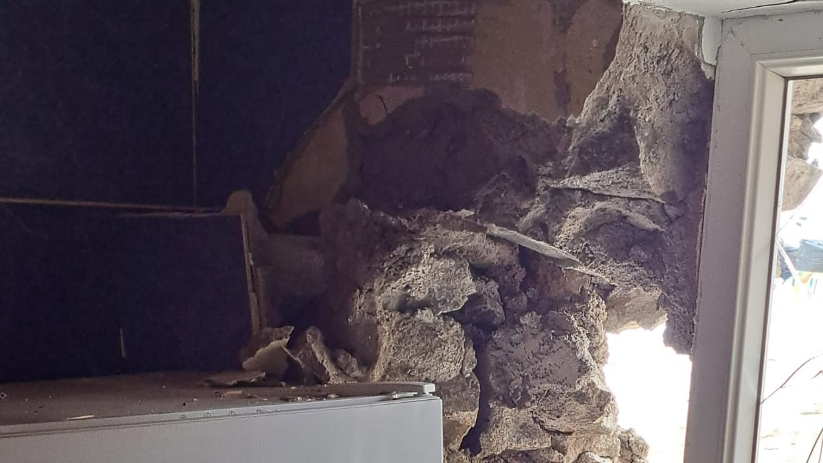 Yamaçtan kopan 3 kayadan biri evin duvarını yıktı