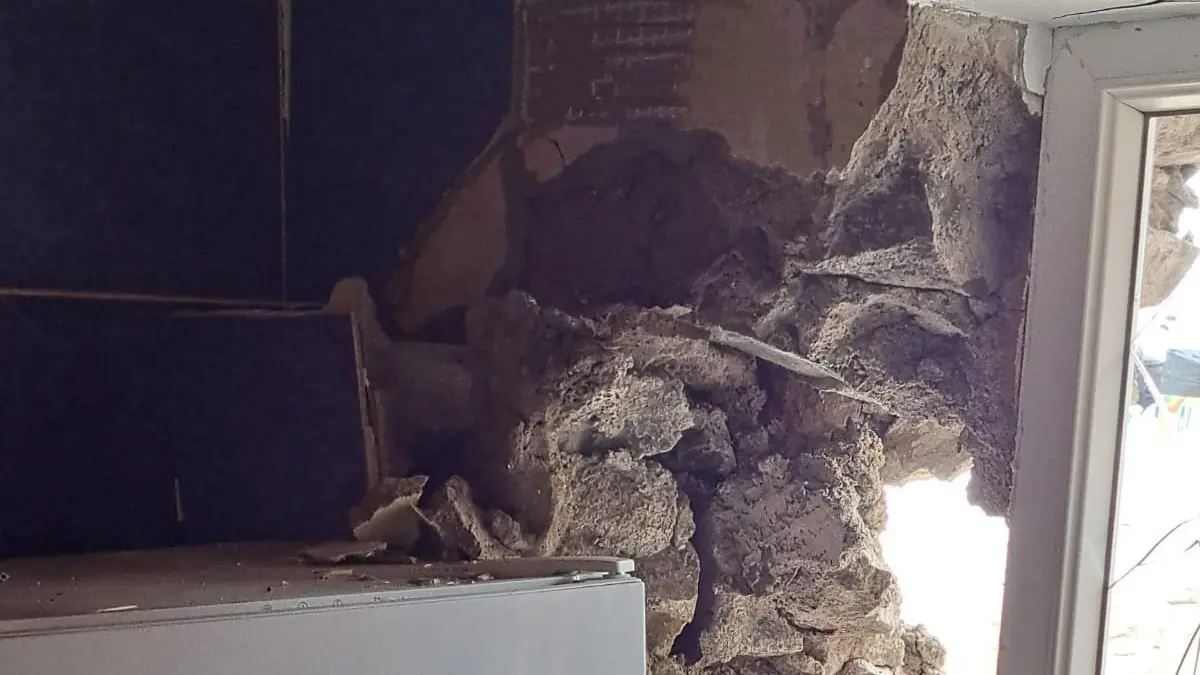 Yamaçtan kopan 3 kayadan biri evin duvarını yıktı
