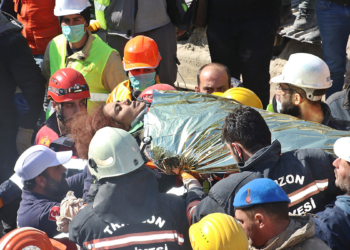 Yangına müdahale için giden ekipler enkazdan Rukiye'yi çıkardı