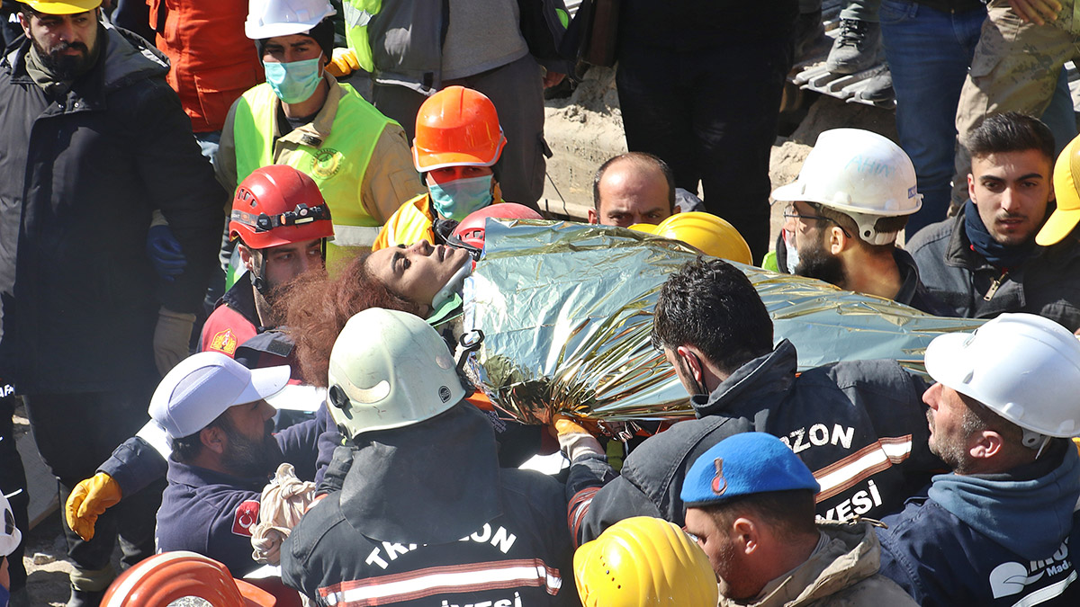 Yangına müdahale için giden ekipler enkazdan Rukiye'yi çıkardı