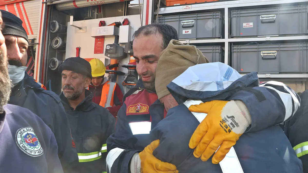 Yangına müdahale için giden ekipler enkazdan rukiye'yi çıkardı