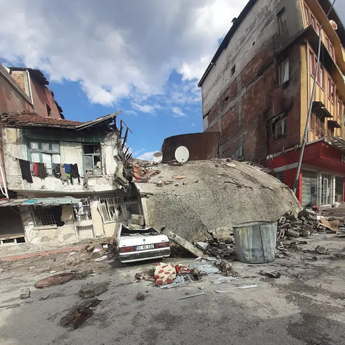 Başakşehir çam ve sakura şehir hastanesi'nde tedavi altına alınan yaralı depremzedeler yaşadıklarını anlattı.  