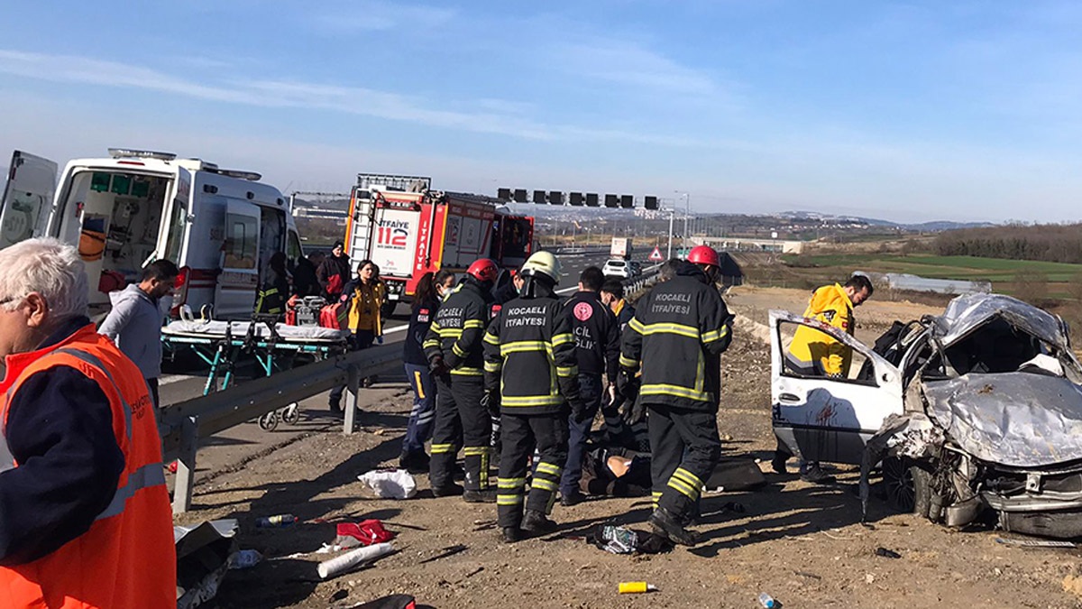 Deprem bölgesine gittikleri dönüş yolunda kaza; 2 ölü