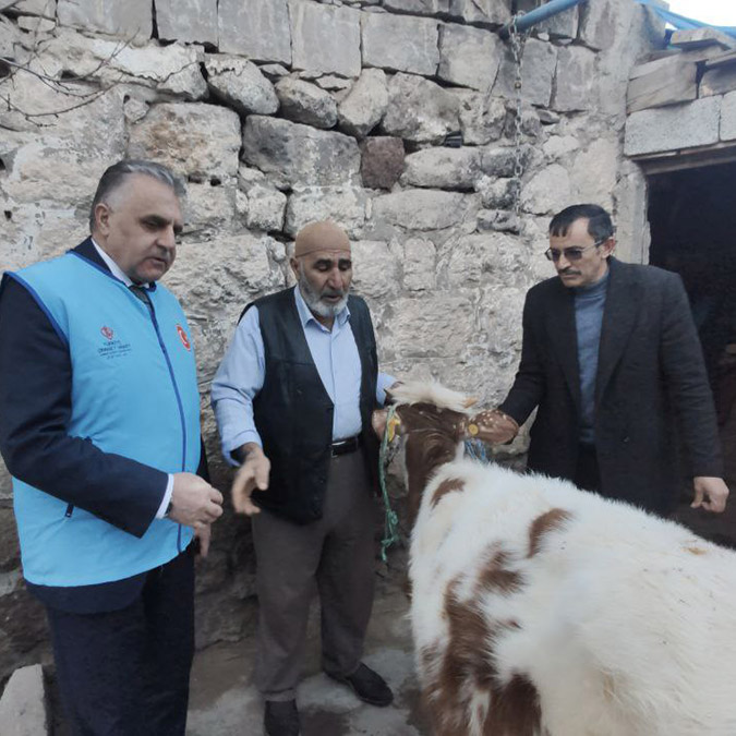 Büyükbaş hayvanını depremzedeler için bağışladı