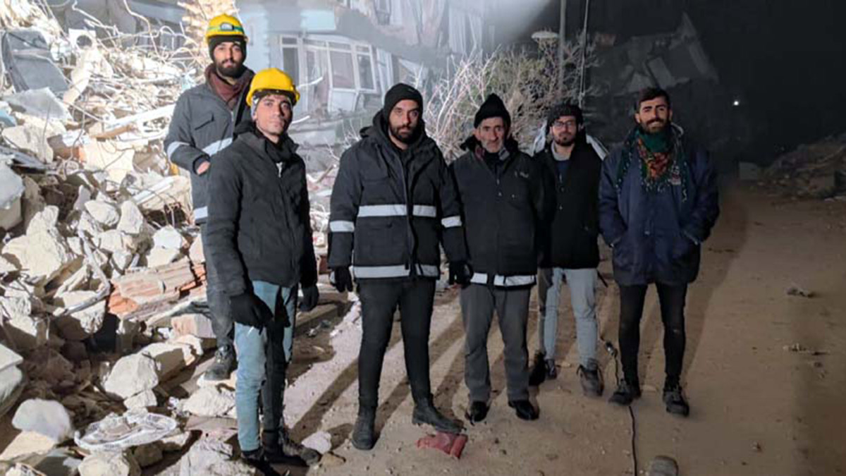 Enkazdan kardeşinin cansız bedenini ve 4 kişiyi sağ çıkardı