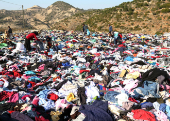 Depremzedeler için gönderilen binlerce kıyafet yol kenarına saçıldı