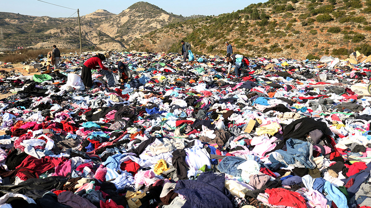 Depremzedeler için gönderilen binlerce kıyafet yol kenarına saçıldı