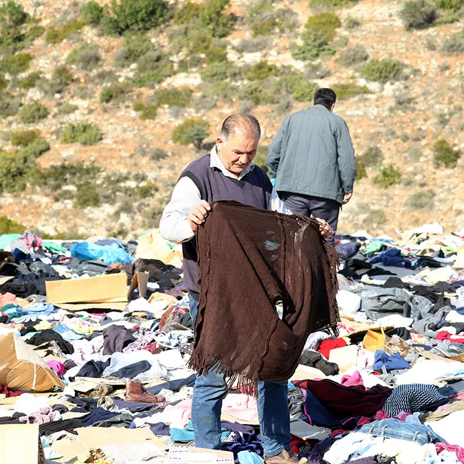 Depremzedeler için gönderilen binlerce kıyafet yol kenarına saçıldı