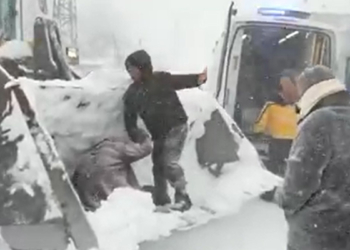 Hamide teyze kepçeyle ambulansa ulaştırıldı