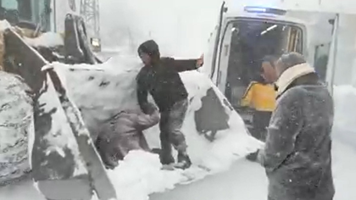Hamide teyze kepçeyle ambulansa ulaştırıldı