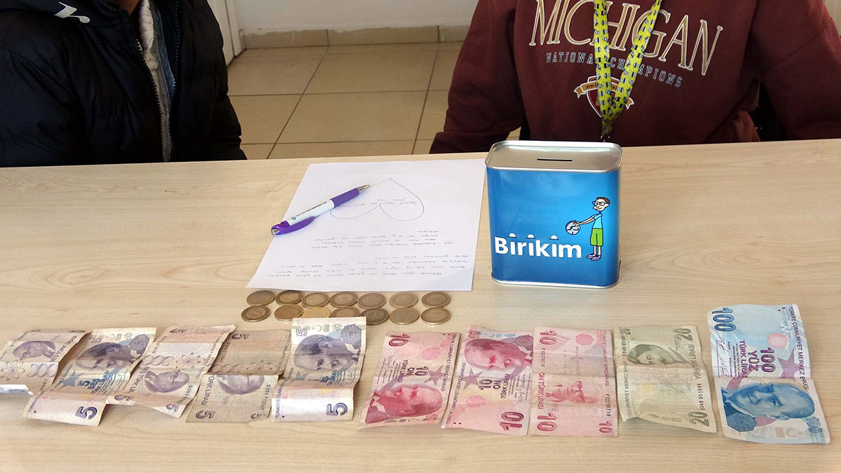 Zeynep ve Güney kardeşler, kumbaradaki biriktirdikleri parayı depremzedelere bağışladı, notları duygulandırdı.