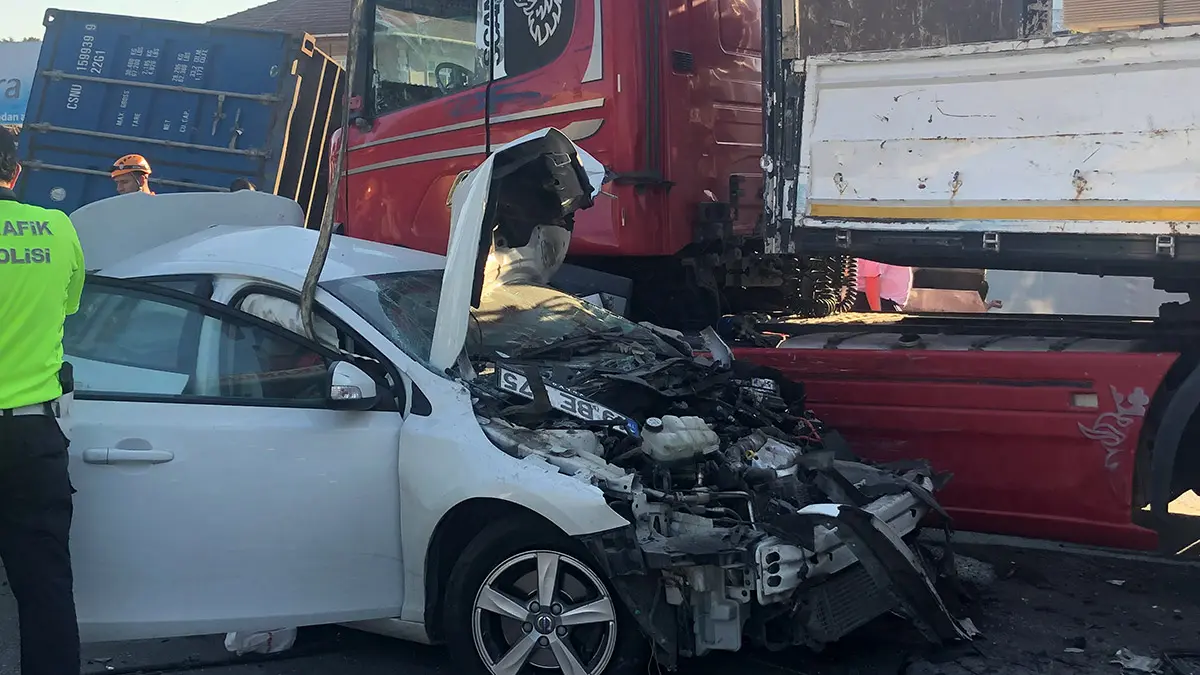 Bursa’da 7 aracın karıştığı, 1 kişinin öldüğü, 3 kişinin de yaralandığı zincirleme kazaya neden olan tir şoförü, 'çok ölü var' diye kaçmış.
