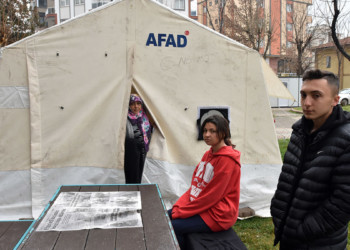 120 kişinin yaşadığı binadan 6 kişi kurtuldu
