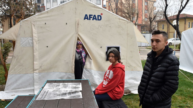 120 kişinin yaşadığı binadan 6 kişi kurtuldu