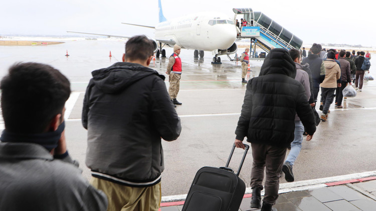 136 Afgan kaçak göçmen ülkelerine gönderildi