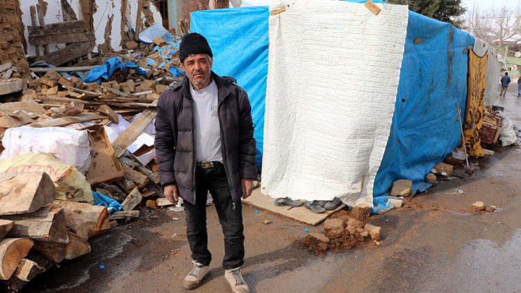 Müstakil evi ağır hasar gören depremzede konuştu