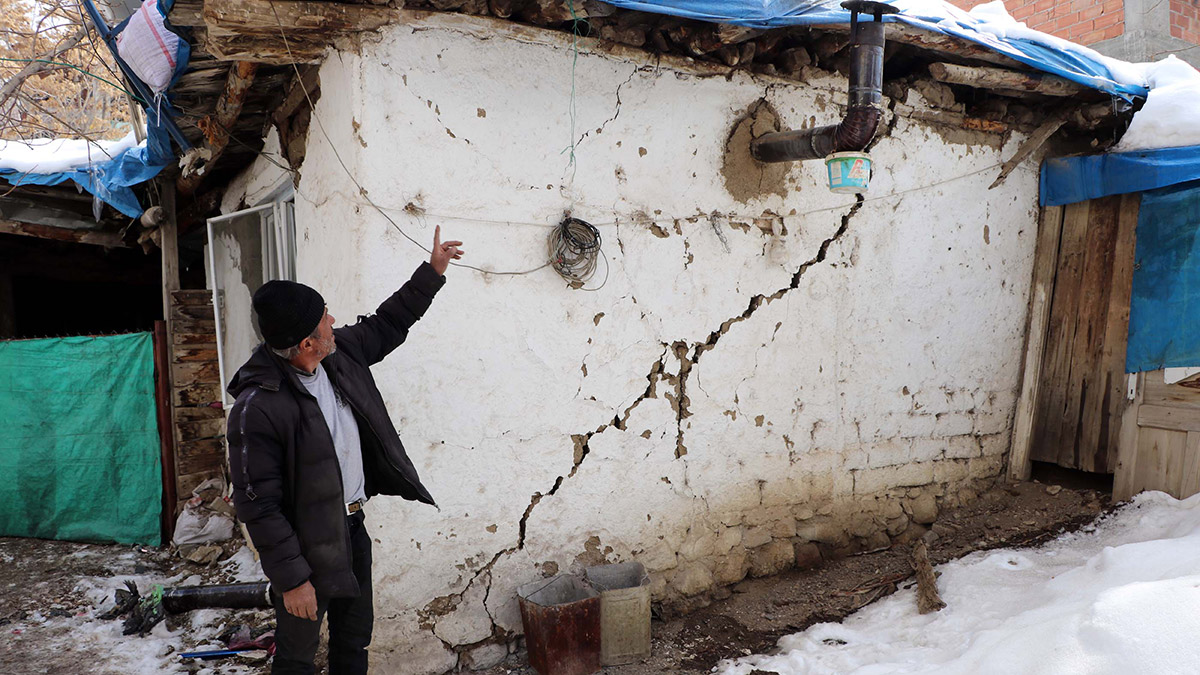 Müstakil evi ağır hasar gören depremzede konuştu