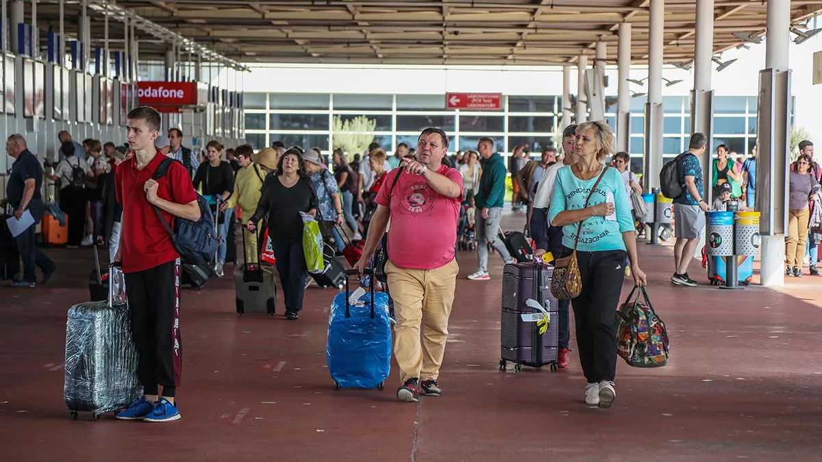 Türkiye turizmi 2022'de 46,2 milyar dolar gelir, 89 dolar gecelik turist harcaması, 1,8 milyon yatak sayısı, 335 bin istihdam, yüzde 59 doluluk oranı, 241 bin 500 geceleme, 5 milyon 676 bin alman, 3 milyon 361 bin i̇ngiliz, 1 milyon 135 bin polonyalı ziyaretçi, i̇stanbul'da 16 milyon, i̇zmir'de 2,1 milyon turist sayısıyla 11 rekora imza attı.