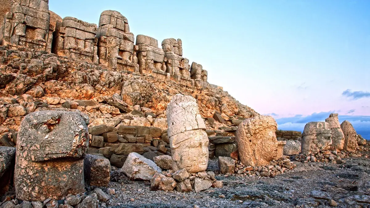 Kültür ve turizm bakanlığı verilerine göre, 2022 yılında ülke genelindeki müze ve ören yerlerini 30 milyon 932 bin 948 kişi ziyaret etti. Kahramanmaraş merkezli depremlerin etkilediği 11 ilde bulunan 42 müze ve ören yeri 3 milyon 257 bin 241 ziyaretçiyi ağırladı.