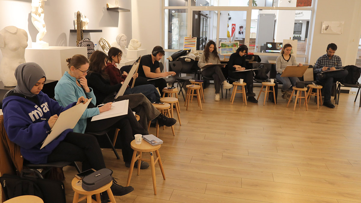 Turan Erol Sanat Atölyesi gençleri sınava hazırlıyor