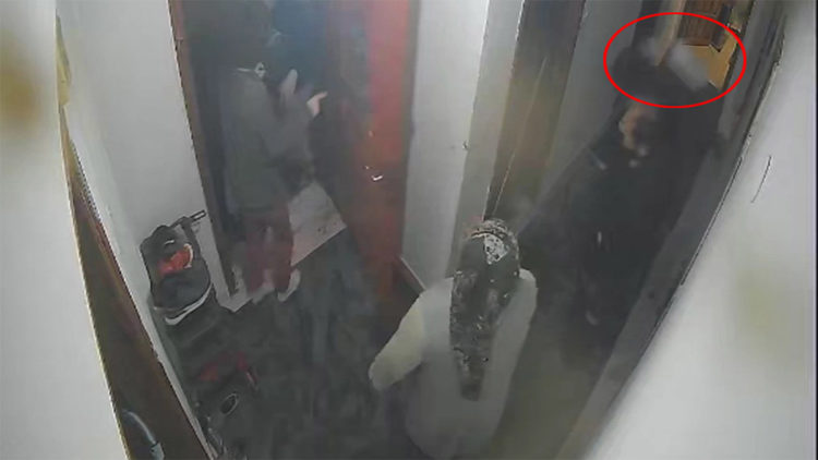 3 aylık eşe satırla saldırı girişimi kamerada