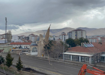 34 yıllık caminin minaresi kontrollü yıkıldı
