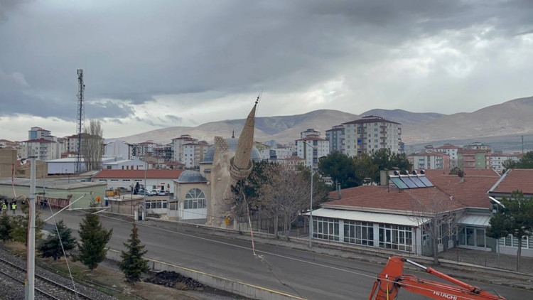 34 yıllık caminin minaresi kontrollü yıkıldı