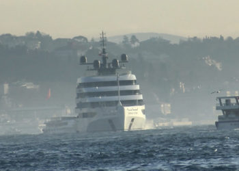 4 katlı yat İstanbul'a demirledi