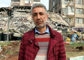 50'nci saatte enkazı elleriyle kazarak çıkmış