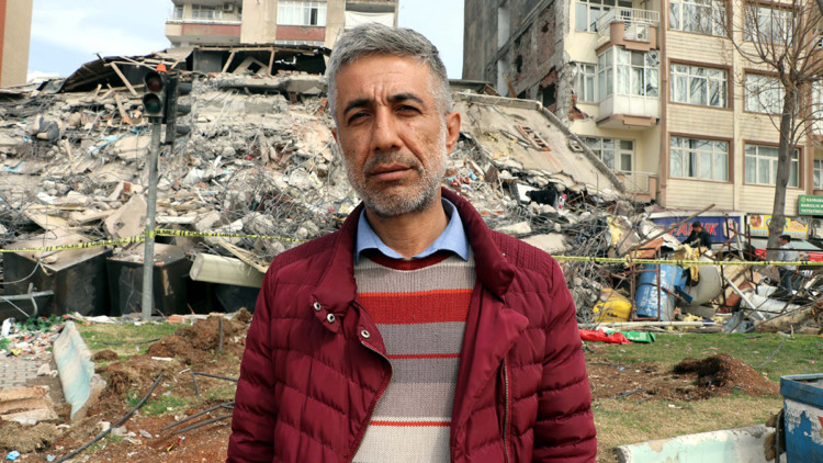 50'nci saatte enkazı elleriyle kazarak çıkmış