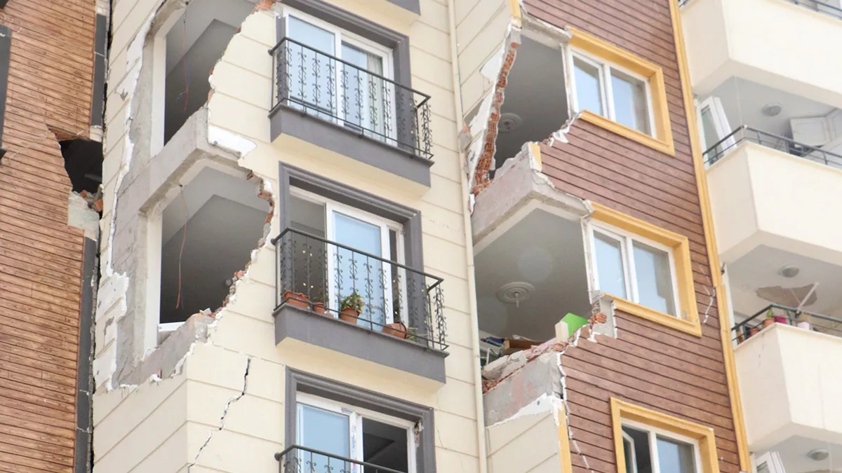 Hatay'ın antakya ilçesinde 6 şubat'ta açılışını yapacağı veteriner kliniği depremde harabeye döndü, veteriner hekim yılmaz orkun atıcı (28), ilçeden ayrılmadı.