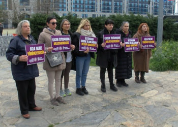 6 yaşında evlendirilme davasında adliye önüne gelen bazı sivil toplum örgütleri basın açıklamalarında bulundu.