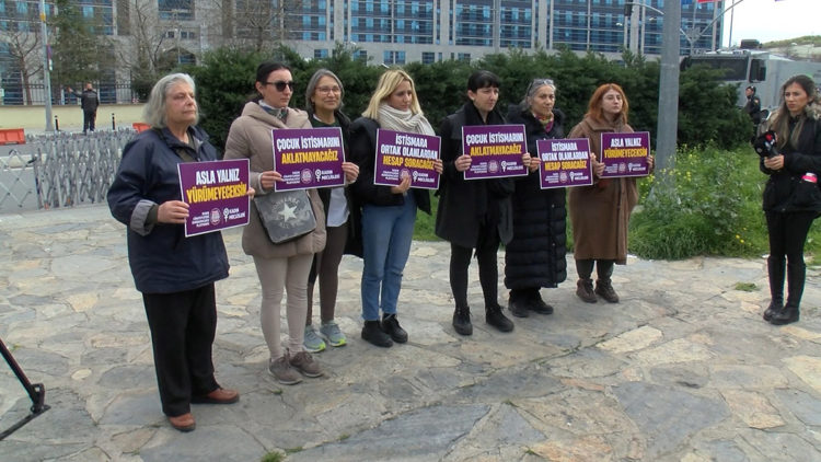 6 yaşında evlendirilme davasında adliye önüne gelen bazı sivil toplum örgütleri basın açıklamalarında bulundu. 