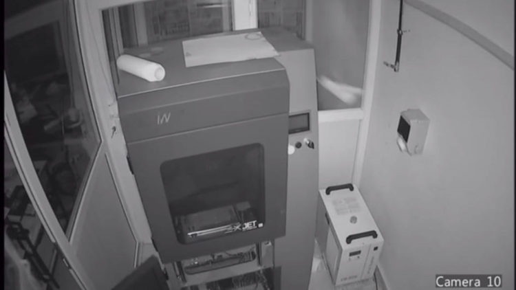 Depremde altın desen makinesinin savrulma anı kamerada