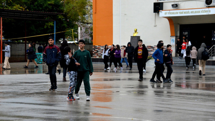Adana ve Osmaniye'de deprem sonrası eğitim başladı